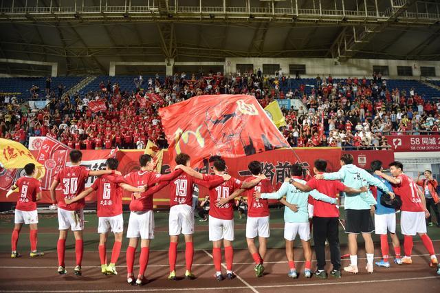 德媒：拜仁密切关注艾希霍恩，赫塔希望将解约金提高至2000万