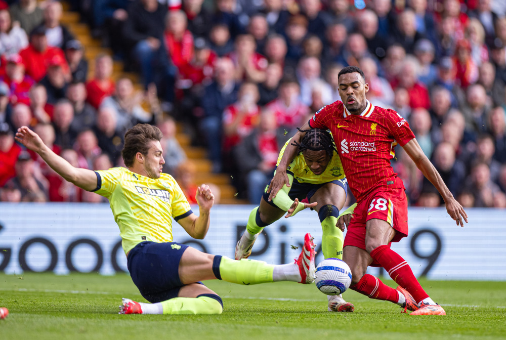 韩国女星穿曼联曼城球衣聚餐。左边是韩国国门金承奎...