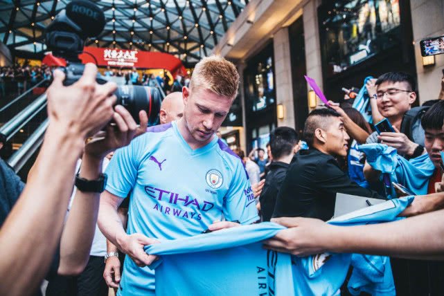 梅西特别金色签名款F50鞋将于夏季发布，引领2026世界杯潮流（梅西专属金色签名F50今夏发布，领衔2026世界杯新风尚）