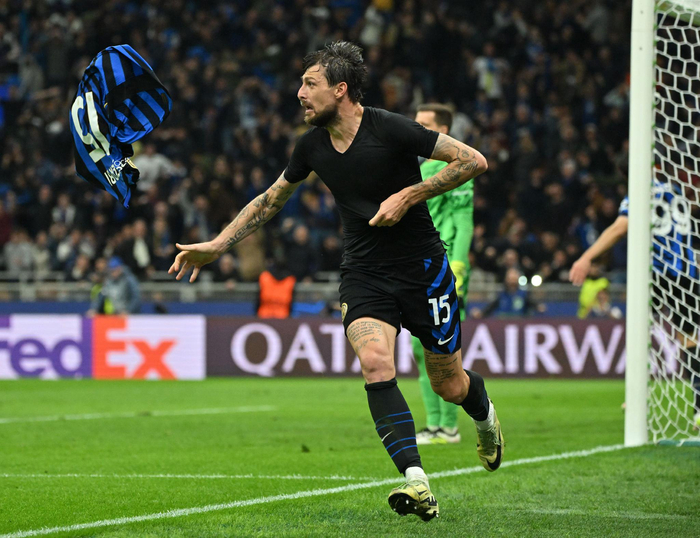 中国国乒在2025成都混合团体世界杯中以6连胜结束第二轮，孙颖莎在梁靖崑失利后积极复盘，展现团队凝聚力与个人关怀。