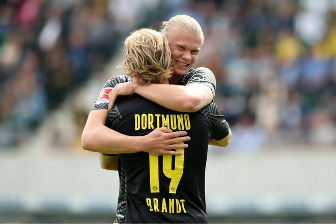 芒特进球后奔向B费，眼神启动诠释默契