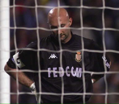 尤文发售圣诞节相关产品，毛衣售价39.9欧元，帽子16.9欧