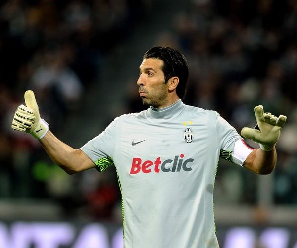 为国出战14次打进1球，尹鸿博获得印有19号的国足纪念球衣