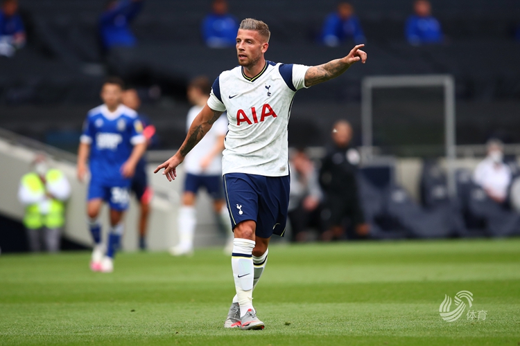 2025／26赛季英超：下课传闻震天响，斯洛特稳坐发布会（2025／26英超：解任传闻满天飞，斯洛特从容出席发布会）