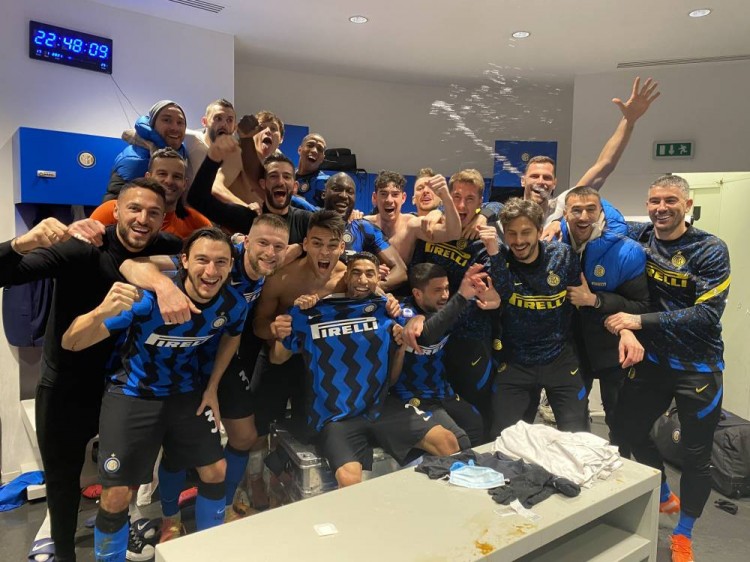 致敬CP3！快船主场球迷之墙摆满了保罗“空接之城”时期的球衣